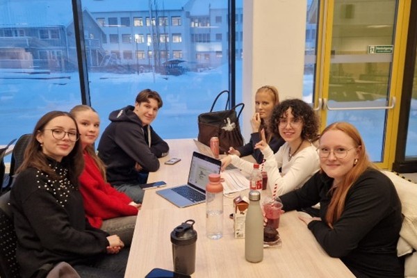 Schülerinnen und Schüler in Bodø