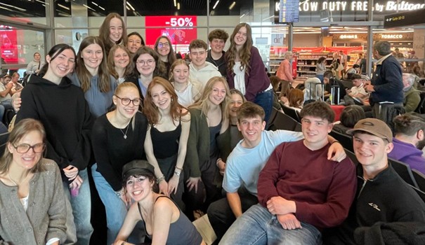 Schülerinnen und Schüler mit Lehrkräften in Krakau