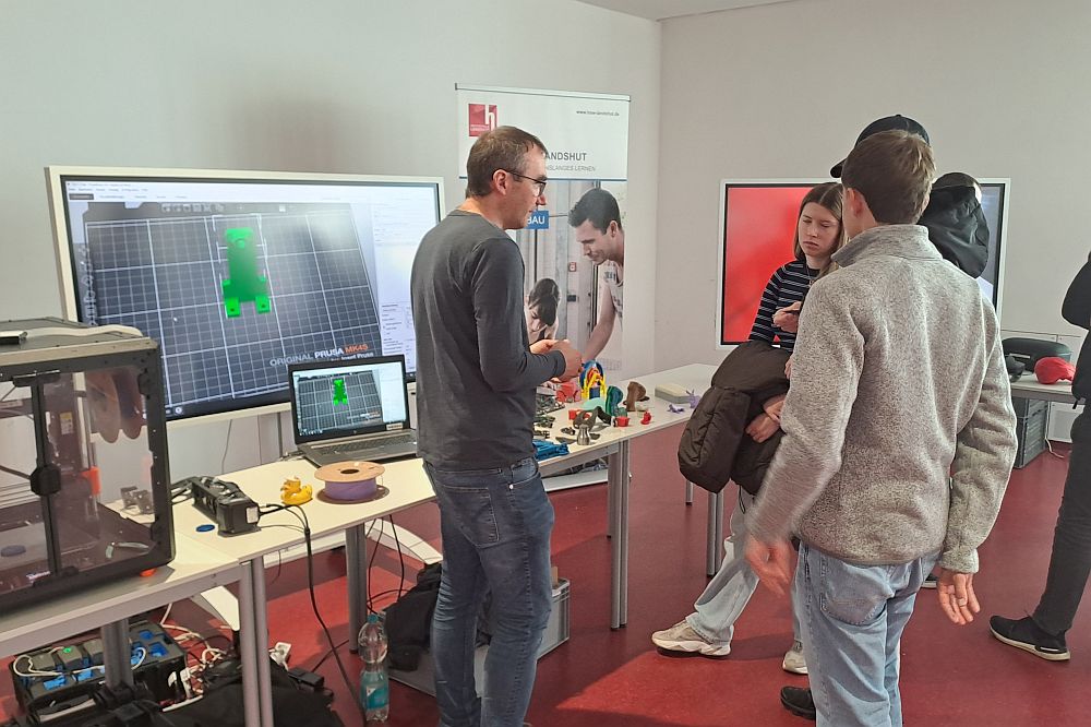Schülerinnen und Schüler im Gespräch mit Mitarbeitern der Hochschule Landshut